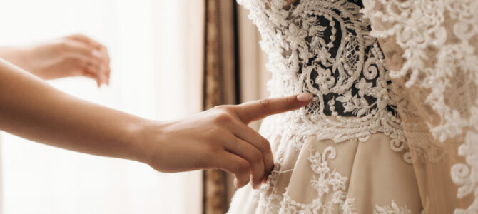 Najmodniejsze kolory sukienek ślubnych